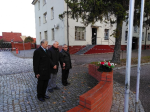 Kwiaty przed tablicą pamiątkową składają (od lewej): Zbigniew Drozdek, Waldemar Samorański i Paweł Łazarski