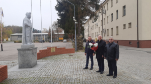 Delegacja w składzie: Waldemar Samorański, Paweł Łazarski i Jerzy Szymaniuk, złożyła wiązankę kwiatów przy tablicy pamiątkowej 11pcz.