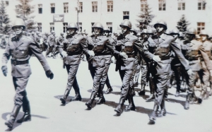 Po defiladzie . Lato 1972 rok. Prowadzi por. Siwicki. Ja H. Małocha pierwszy z prawej. Czy ktoś się tu rozpozna? Gdy Polska da nam rozkaz ... Dziś zwarte nasze są szeregi Jedności siła łączy nas.