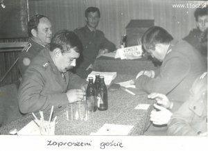Od lewej: por. Bodusław Kropop, chor. sztab. Bogdan Gruszczyński, por. Janusz Mazurkiewicz, a naprzeciwko ich mjr Mirosław Strzelecki