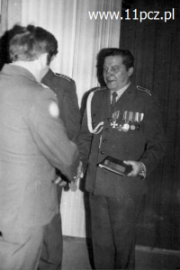 22.07.1989 r. Ppłk Prokopczuk gratuluje otrzymania Krzyża Kawalerskiego Orderu Orodzenia Polski